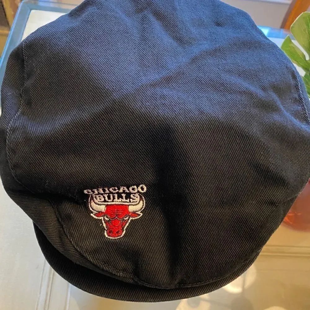 Men's VINTAGE 90's CHICAGO BULLS NBA official licensed driving cap.